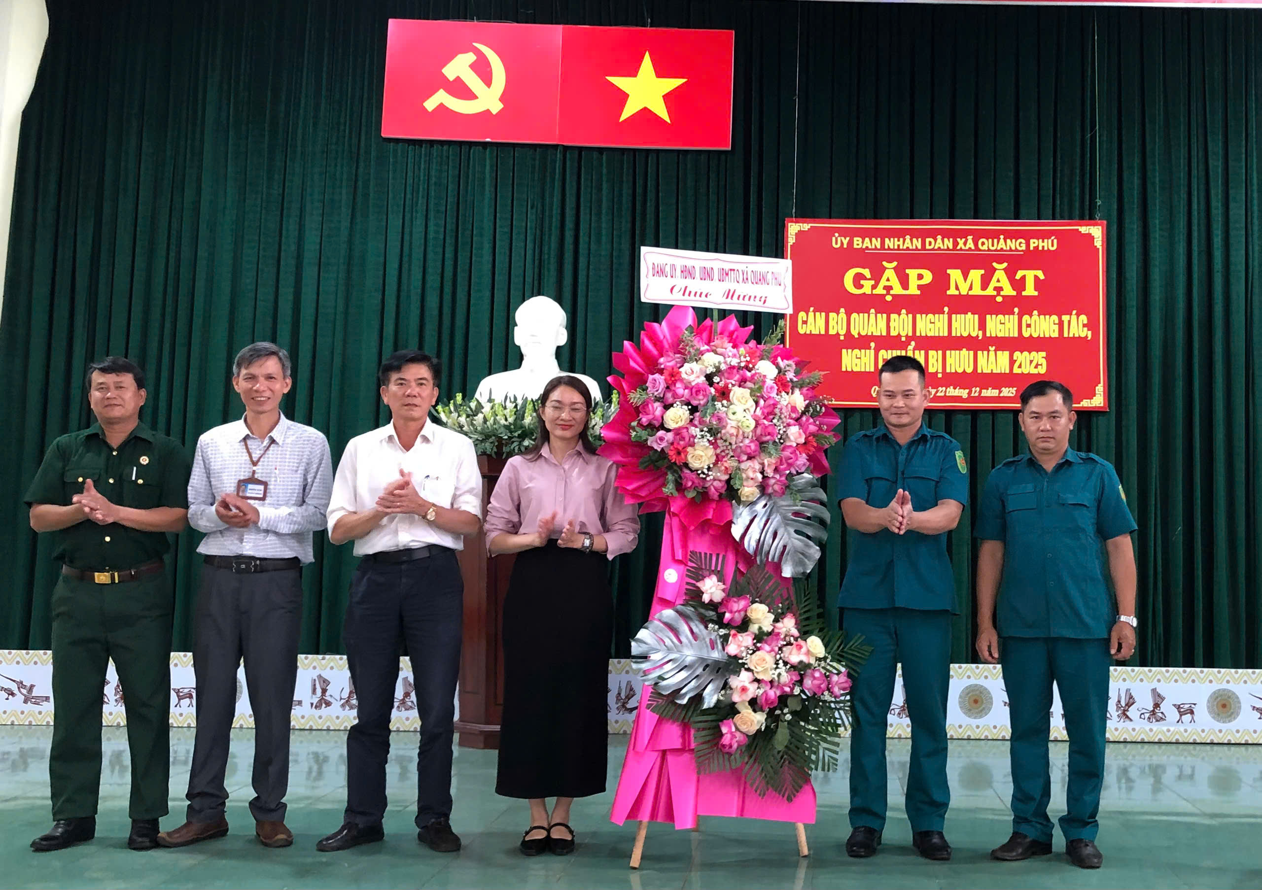 lanh dao tang hoa chuc mung